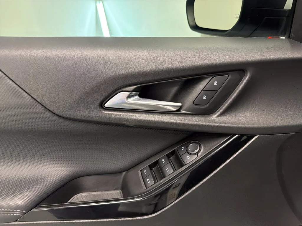 Used 2025 White Chevrolet LT image 15