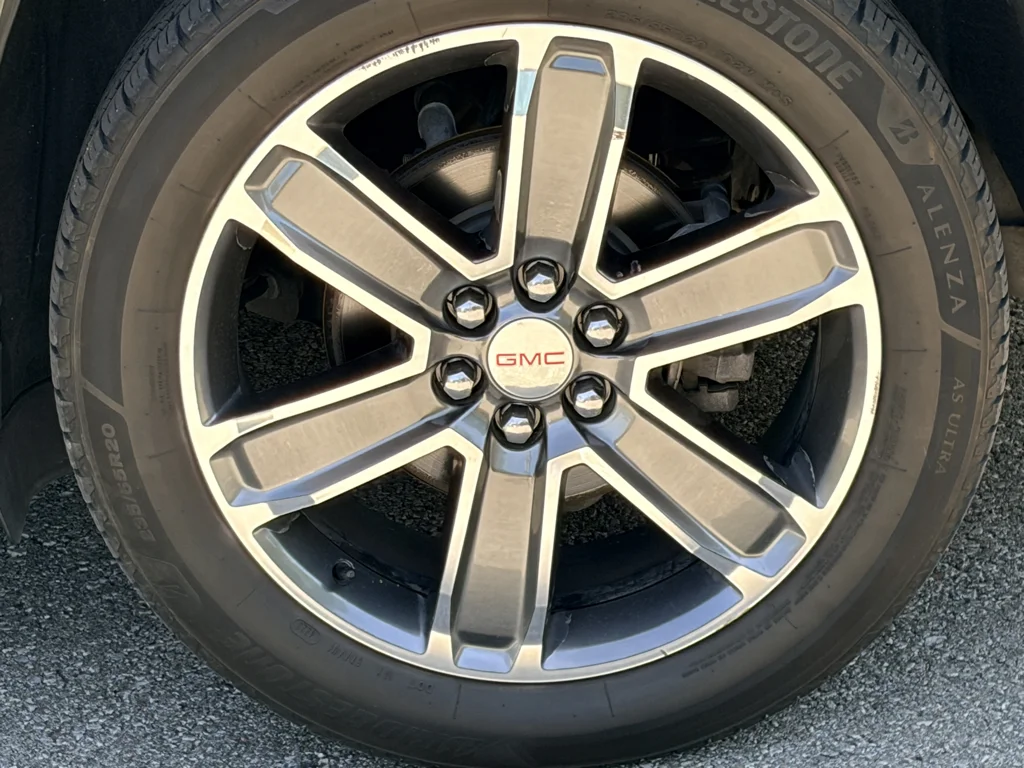 Used 2017 White Frost Tricoat GMC Denali image 10