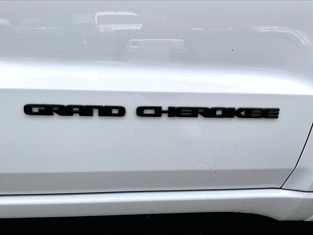 Used 2019 Bright White Clearcoat Jeep Altitude image 28