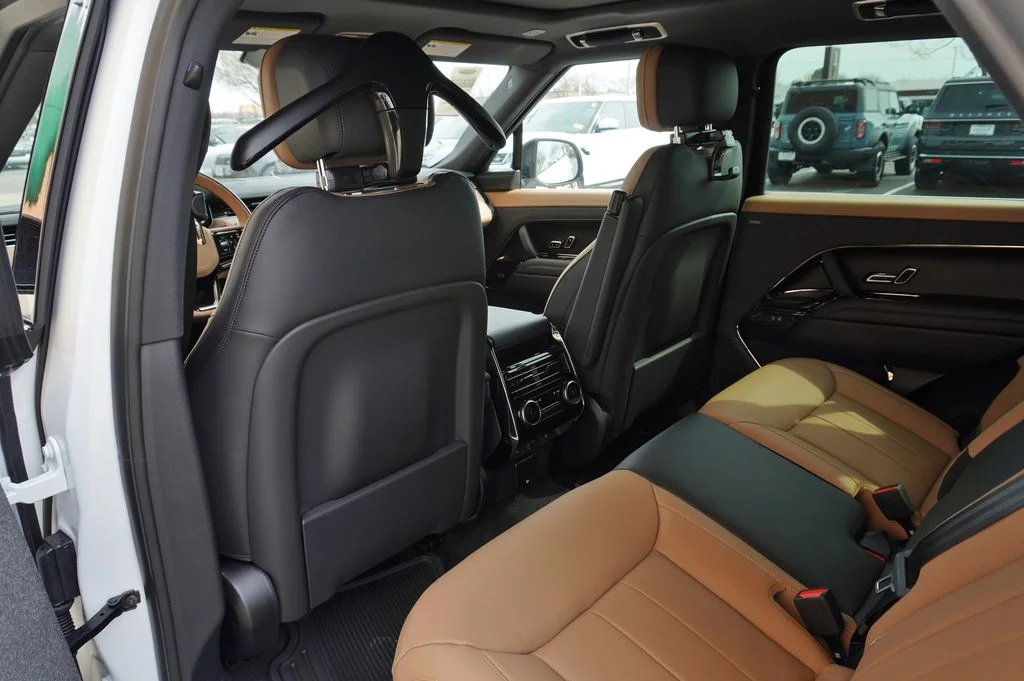 New 2026 Ostuni Pearl White Land Rover Dynamic SE image 31