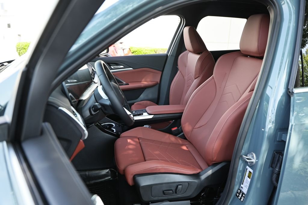 New 2026 Cape York Green Metallic BMW xDrive28i image 18