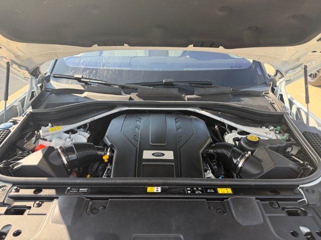 Used 2023 White Land Rover SE image 20