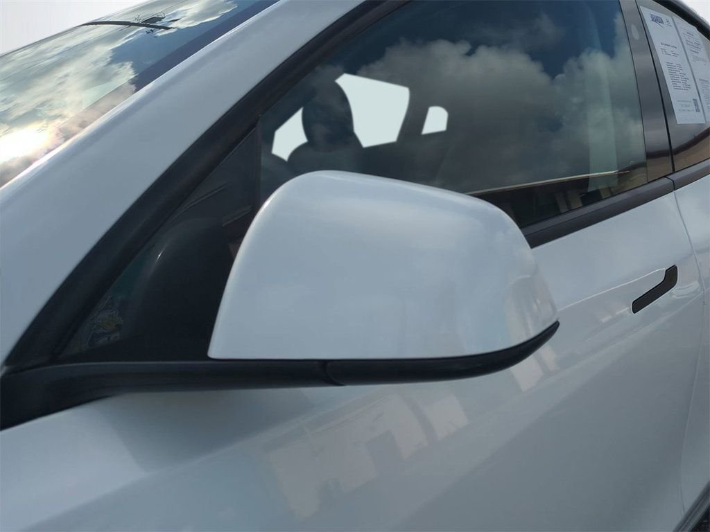 2024 Tesla Model Y Long Range - Photo 12