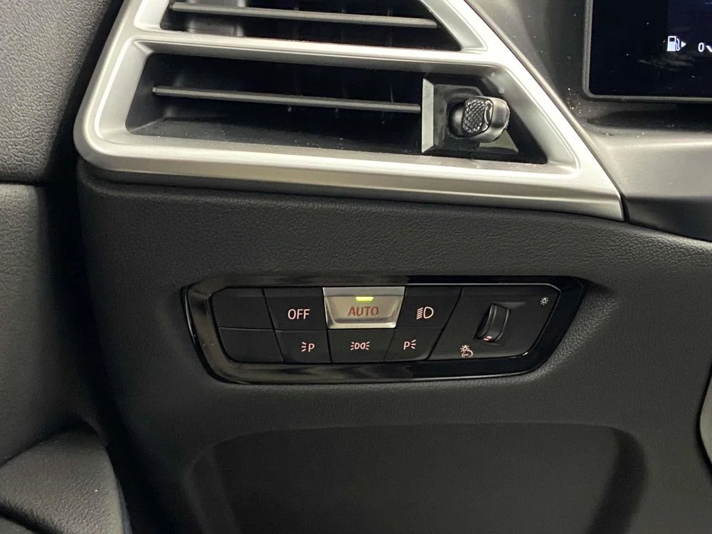 2025 BMW 3 Series 330i - Photo 31