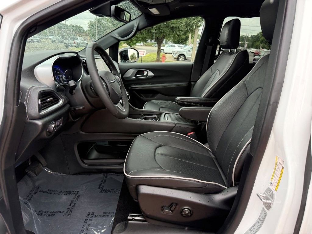 Used 2026 White Chrysler Limited image 13