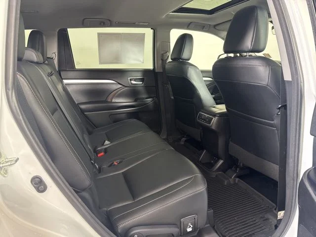 Used 2018 Blizzard Pearl Toyota XLE image 5
