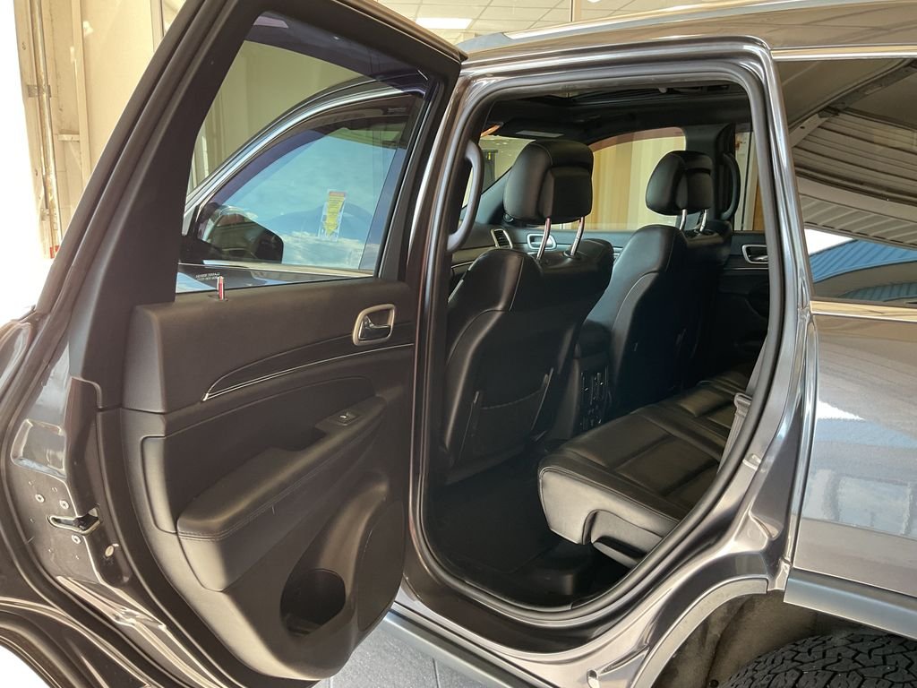 Used 2019 Gray Jeep Limited image 31