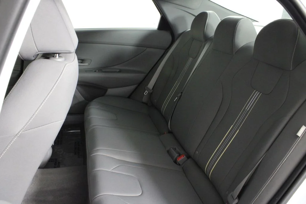 Used 2025 White Hyundai SEL Sport image 21