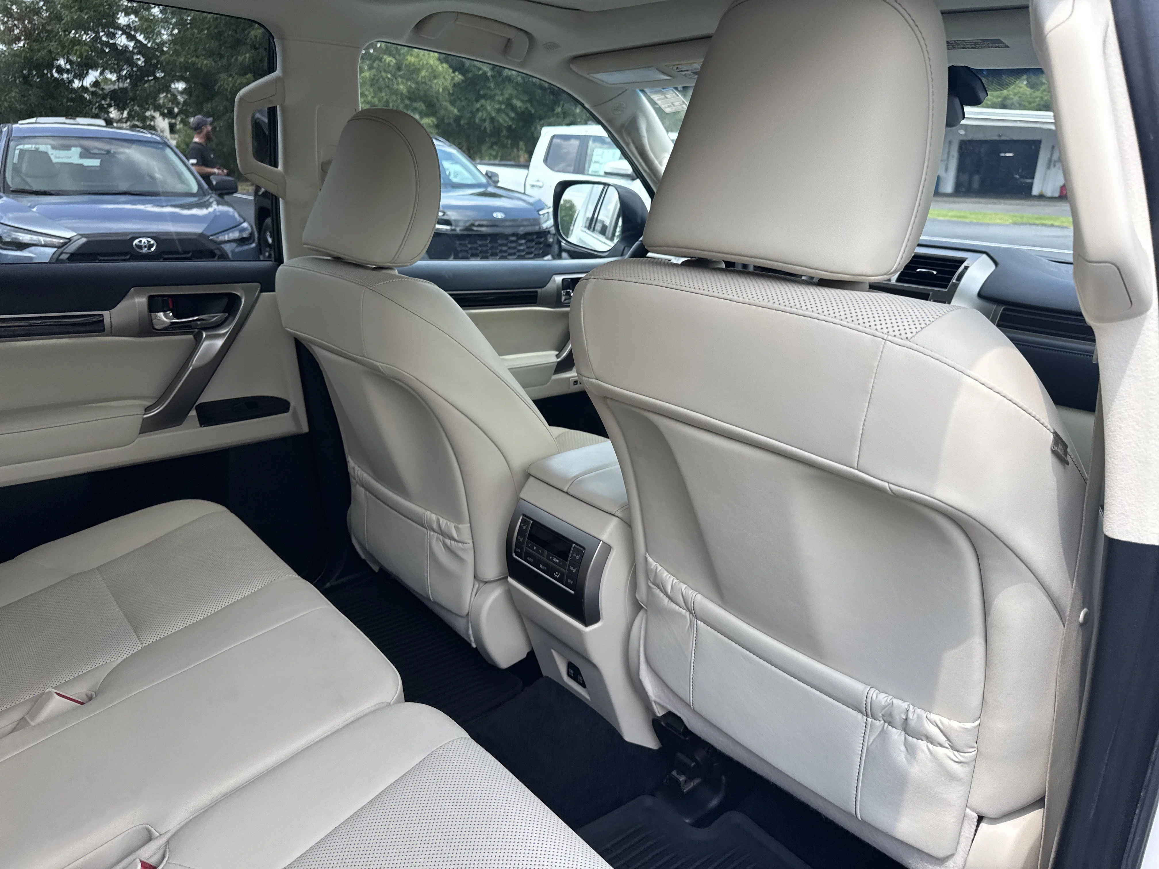 Used 2021 Starfire Pearl Lexus 460 image 31