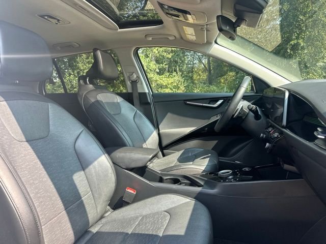 Used 2023 Snow White Pearl Kia Wave image 24