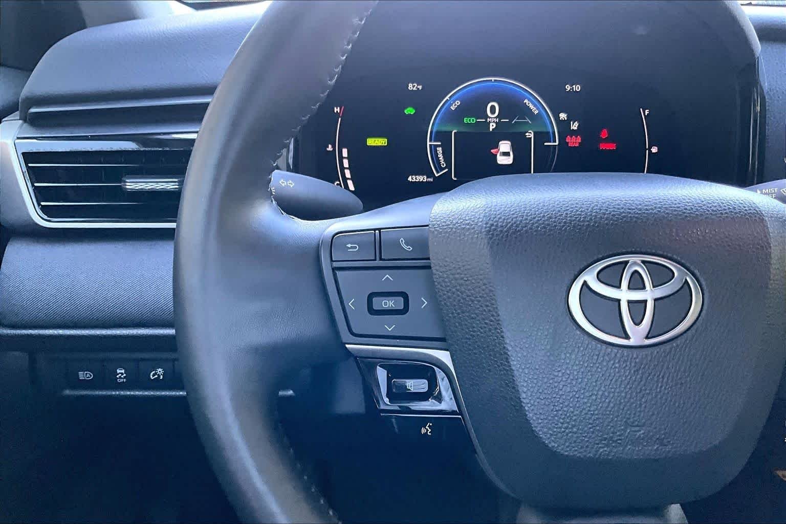 Used 2025 Ice Cap Toyota LE image 24