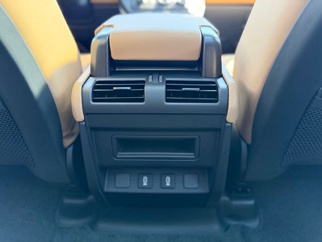 New 2026 Woolstone Green Land Rover X-Dynamic SE image 8