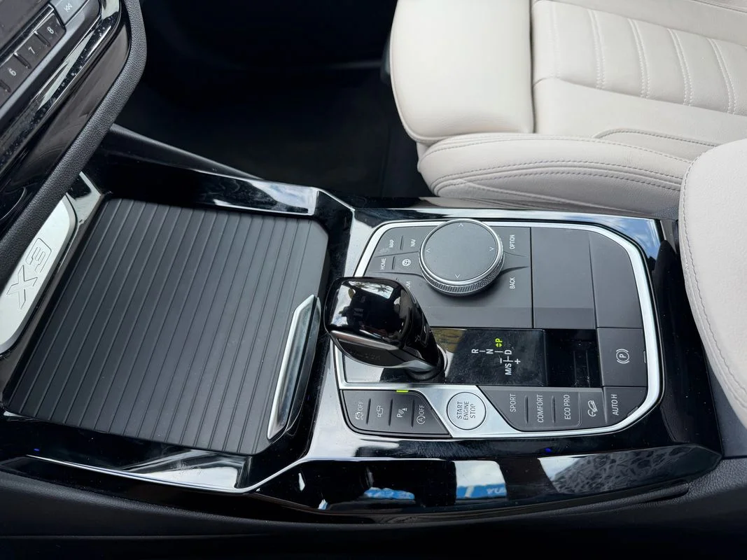 Used 2024  BMW xDrive30i image 14