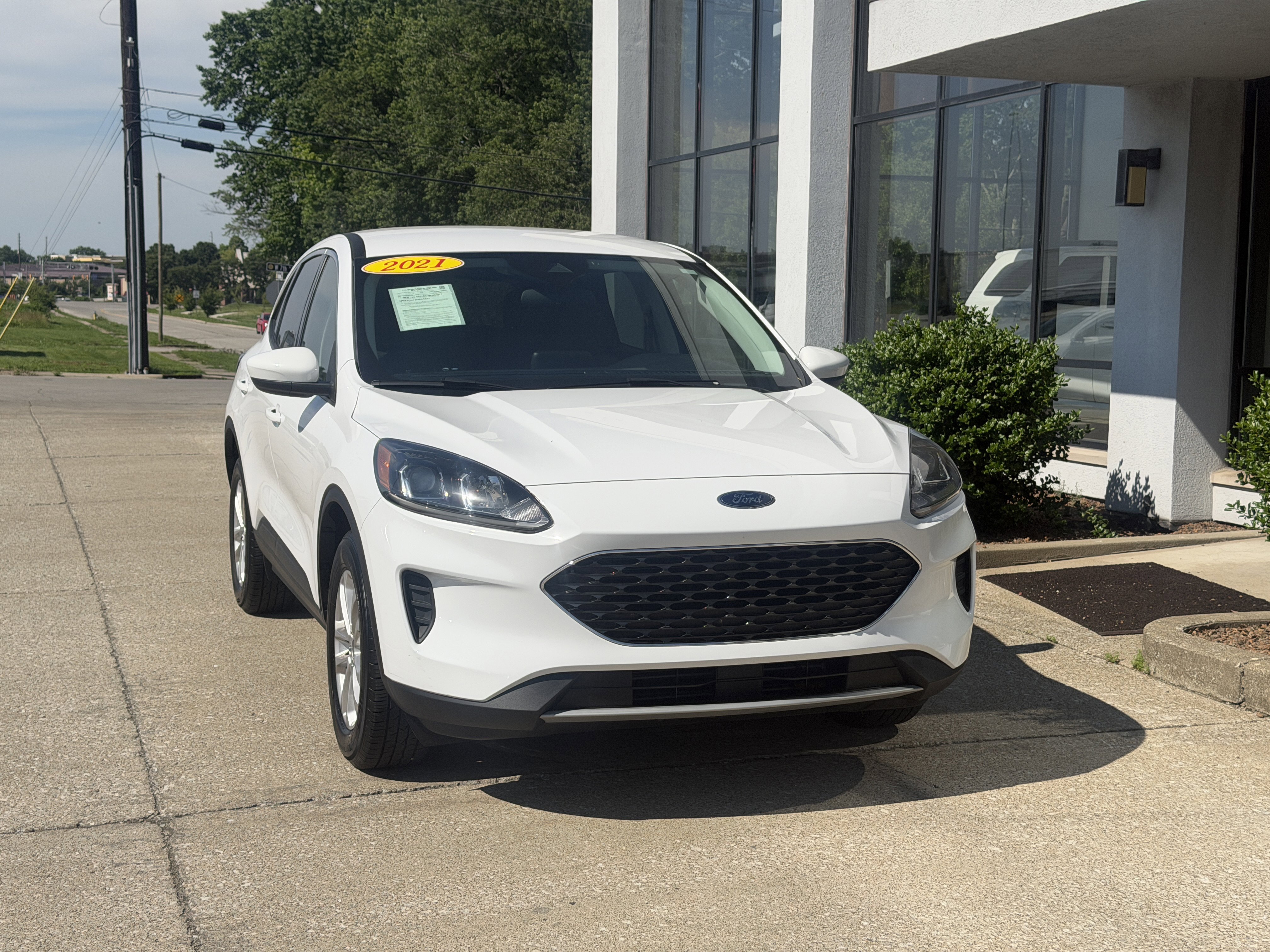 Used 2021 Oxford White Ford SE image 17