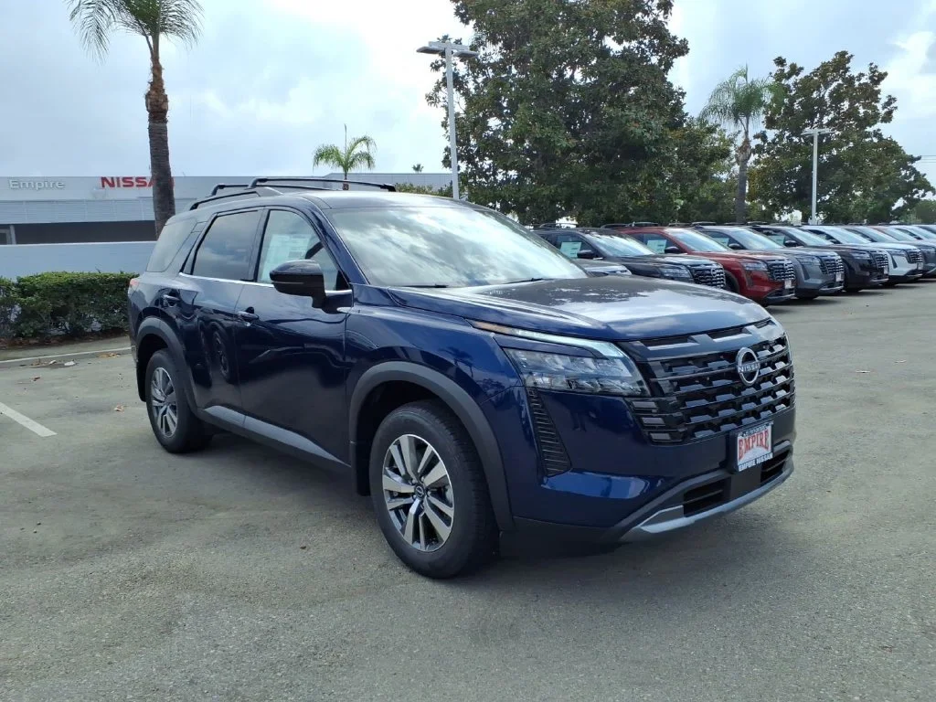 New 2026 Deep Ocean Blue Pearl Nissan SL image 3