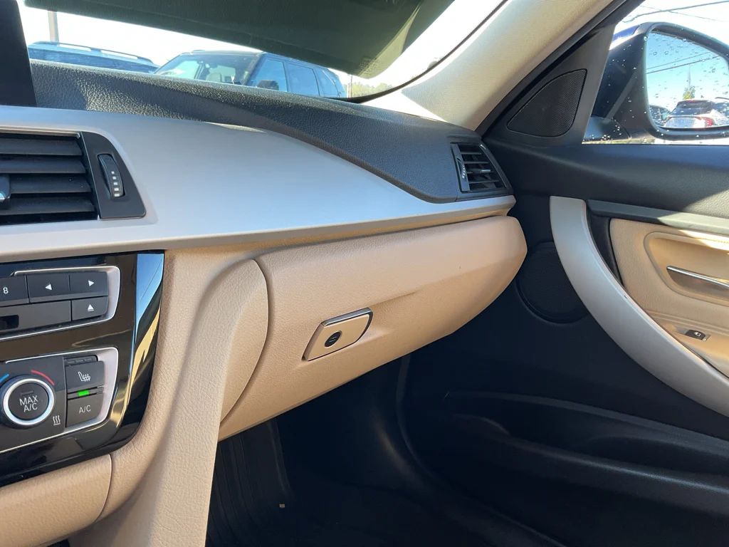Used 2018 Mediterranean Blue Metallic BMW 320i xDrive image 27