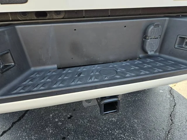 Used 2018 White Nissan SL image 18