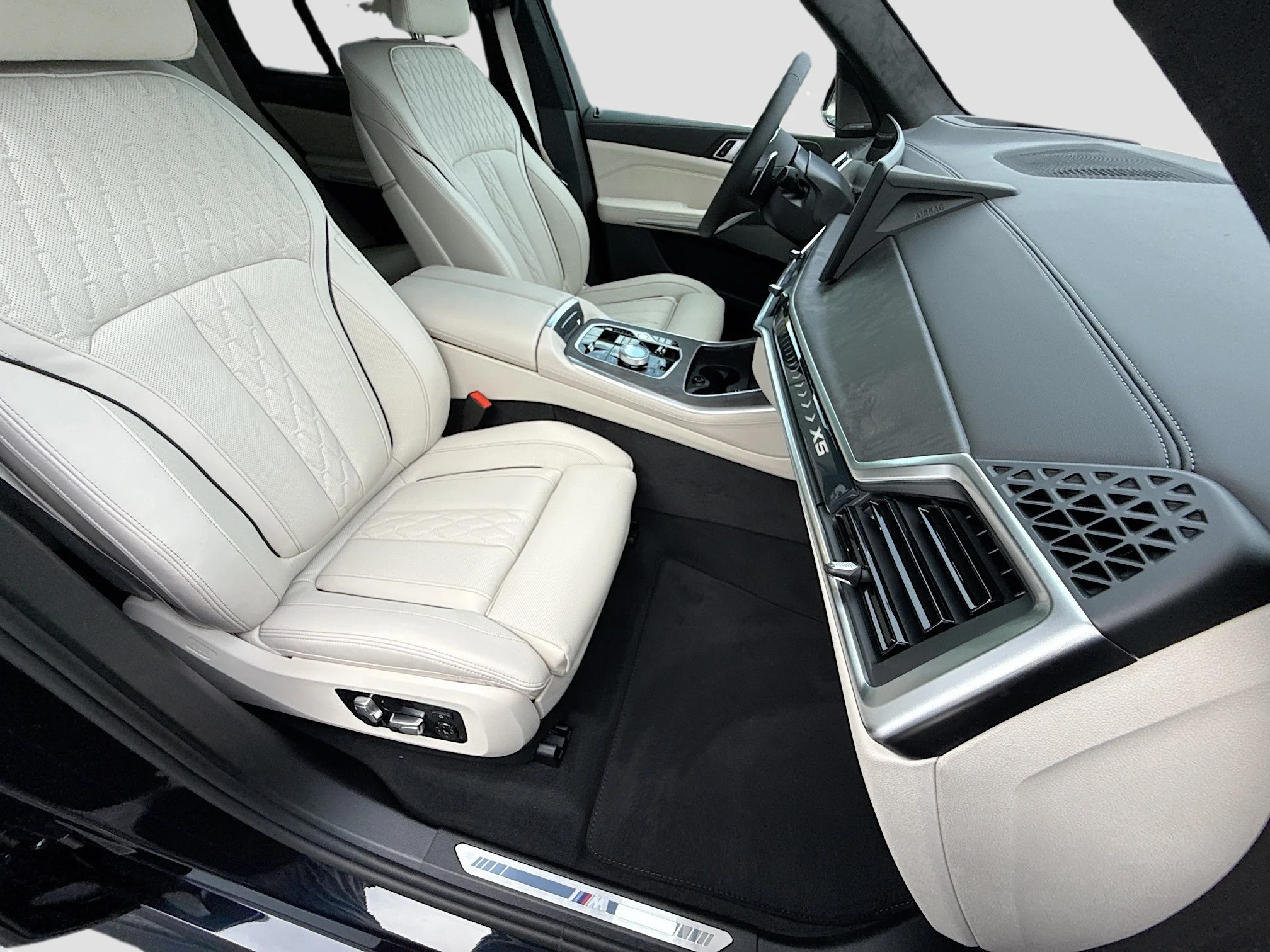 New 2026 Carbon Black Metallic BMW xDrive50e image 15
