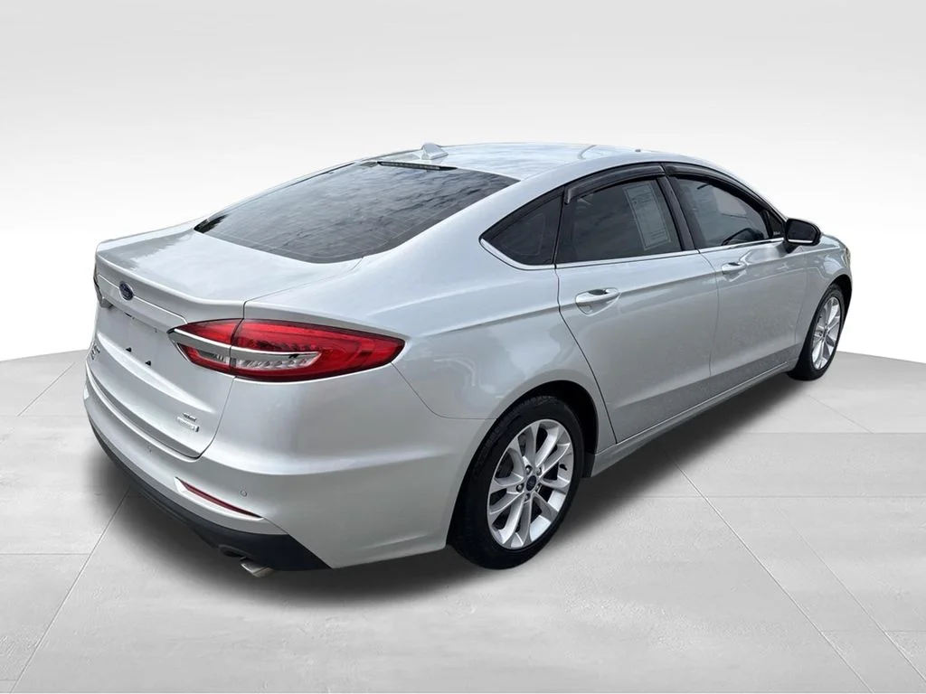 Used 2019 Silver Ford SE image 4