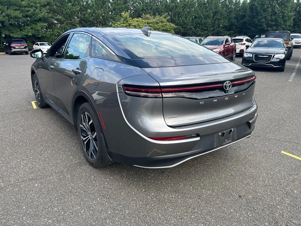Used 2023  Toyota XLE image 5