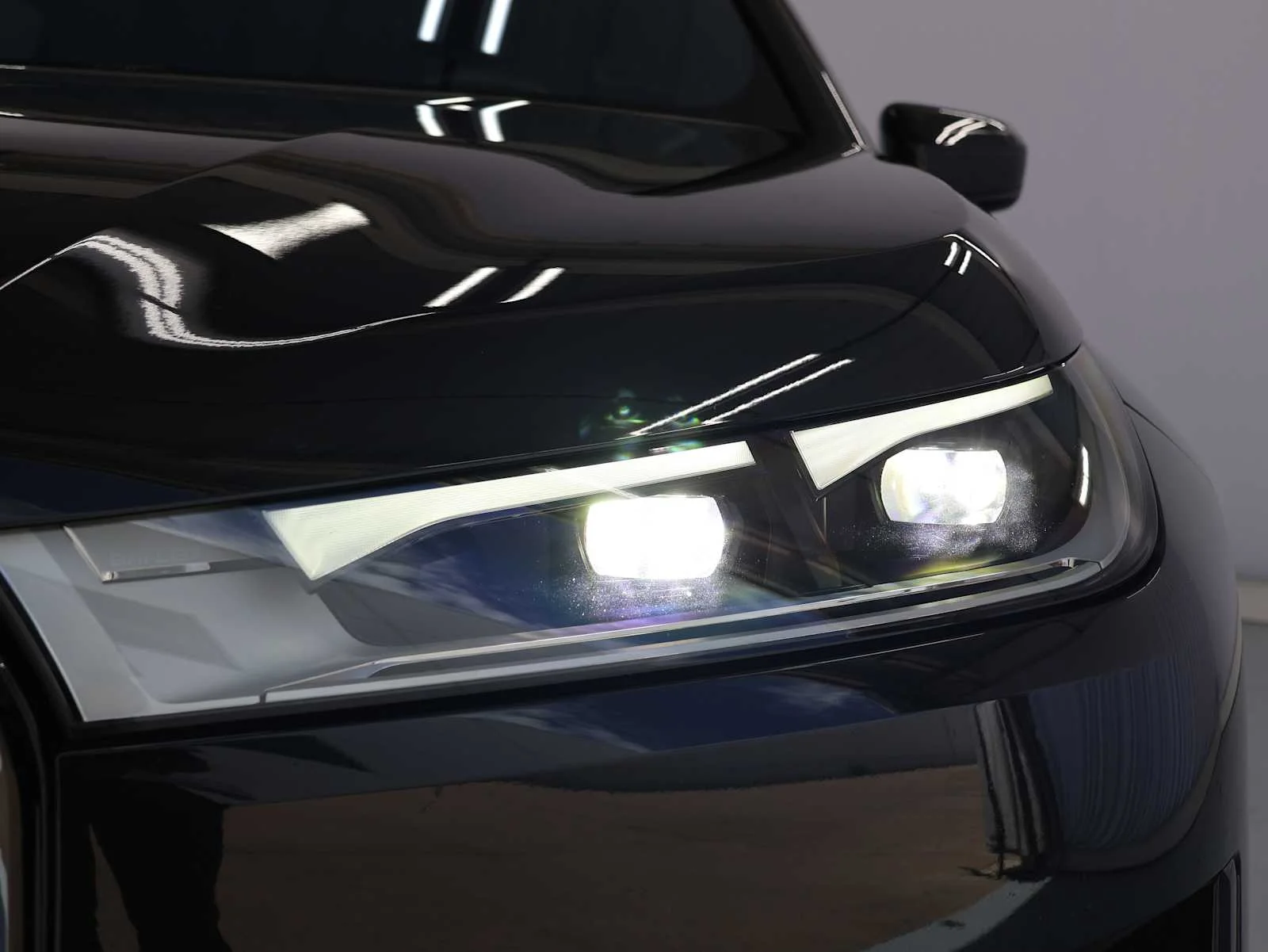 Used 2023 Black Sapphire Metallic BMW xDrive50 image 5
