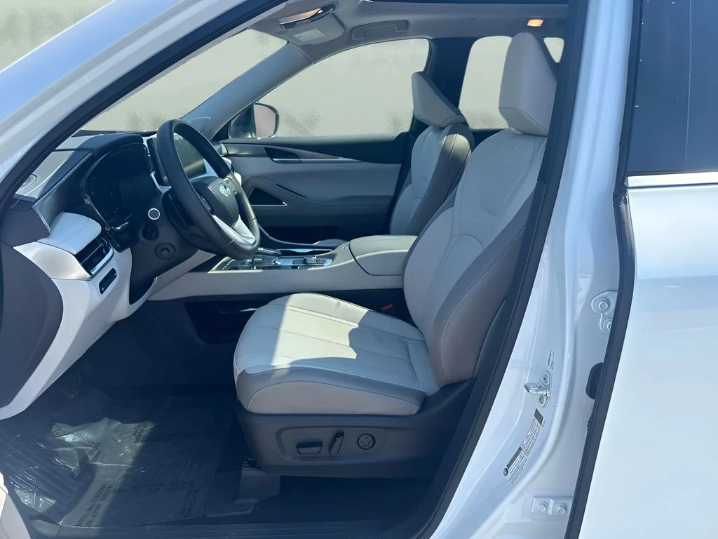 Used 2026 White INFINITI LUXE image 9