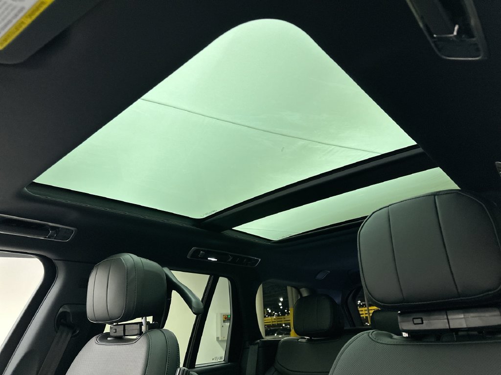 New 2027 Santorini Black Metallic Land Rover SE image 11