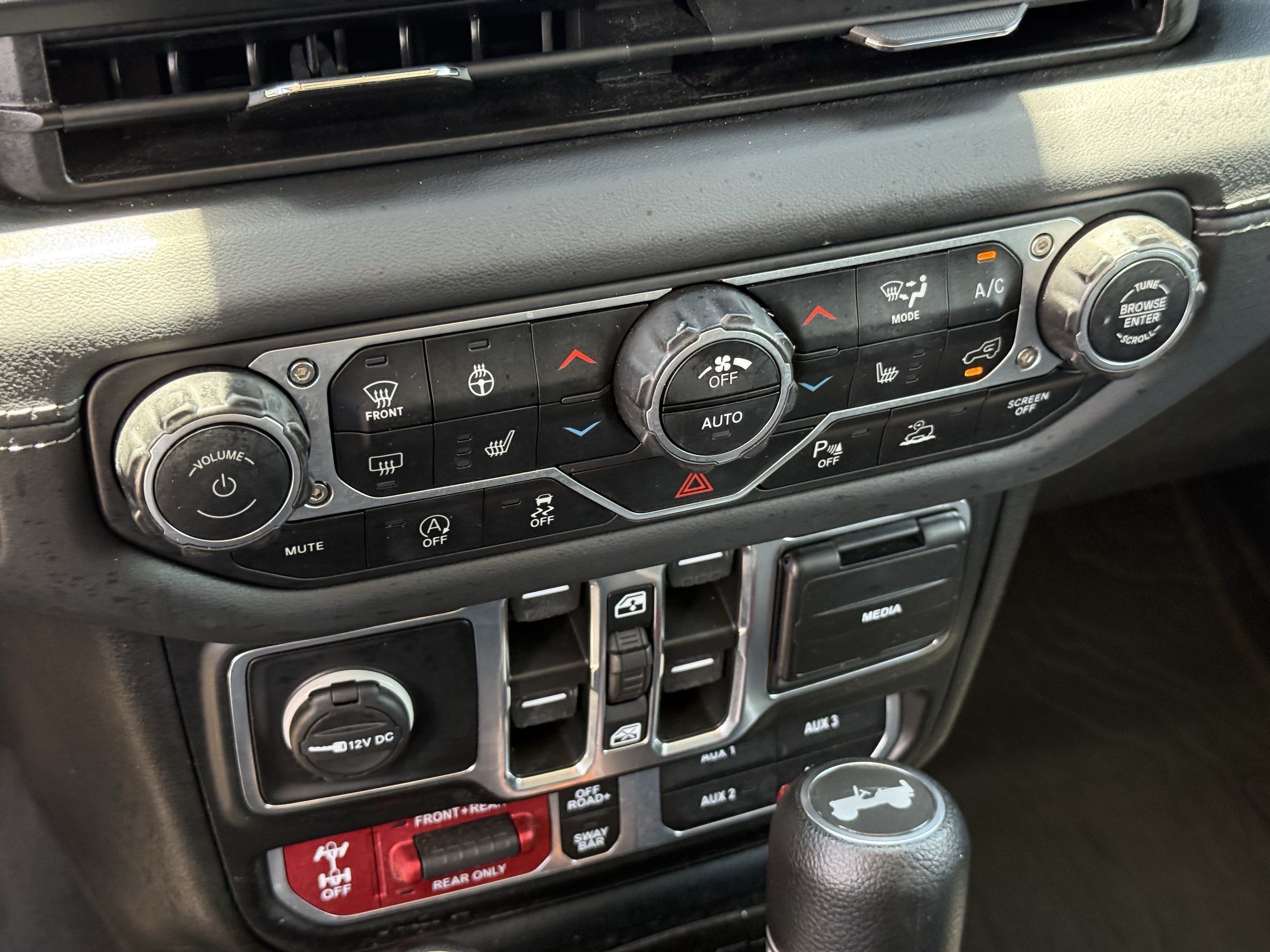 Used 2024 Granite Crystal Metallic Clearcoat Jeep Rubicon image 21