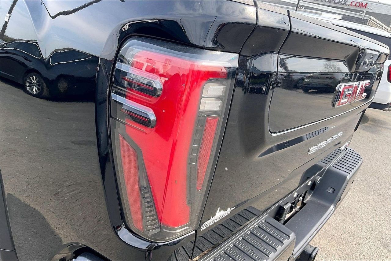 Used 2025 Onyx Black GMC 4WD Crew Cab Standard Bed AT4 image 26