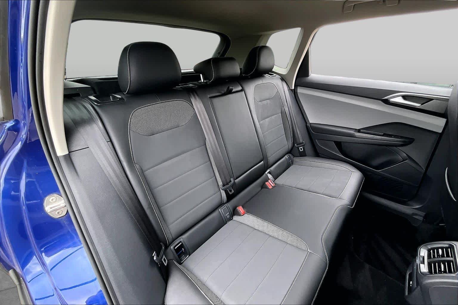 Used 2022 Dusk Blue Metallic Volkswagen SE image 18