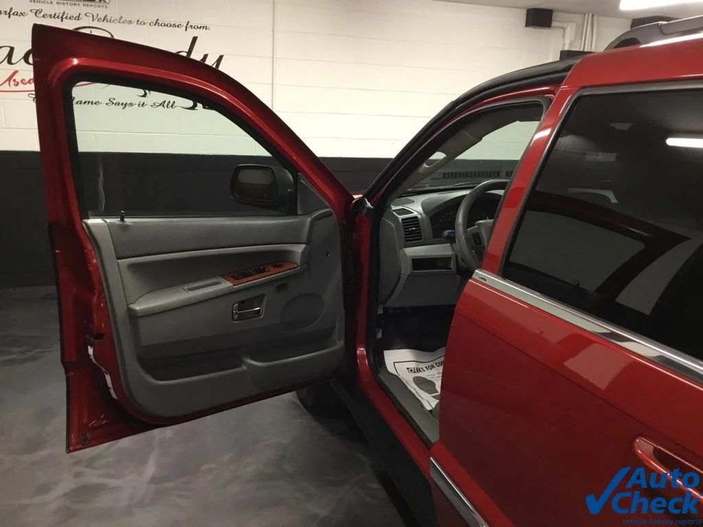 Used 2005 Red Jeep Limited image 19