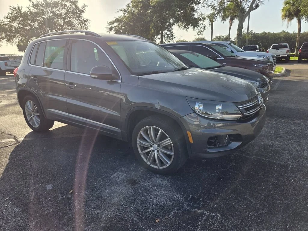 Used 2014 Pepper Gray Metallic Volkswagen SE image 2