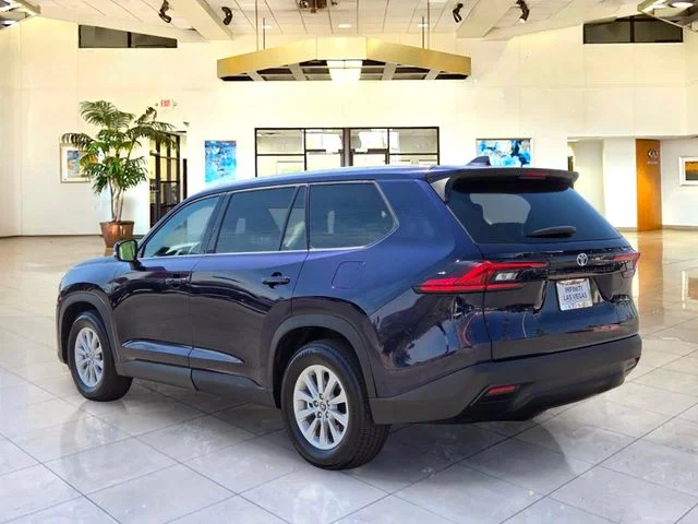 Used 2025  Toyota XLE image 7