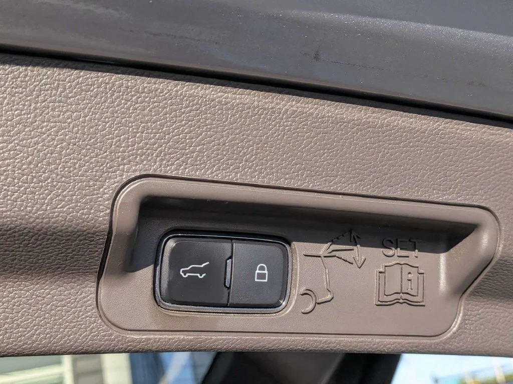 Used 2020 Silver Metallic Ford Platinum image 11