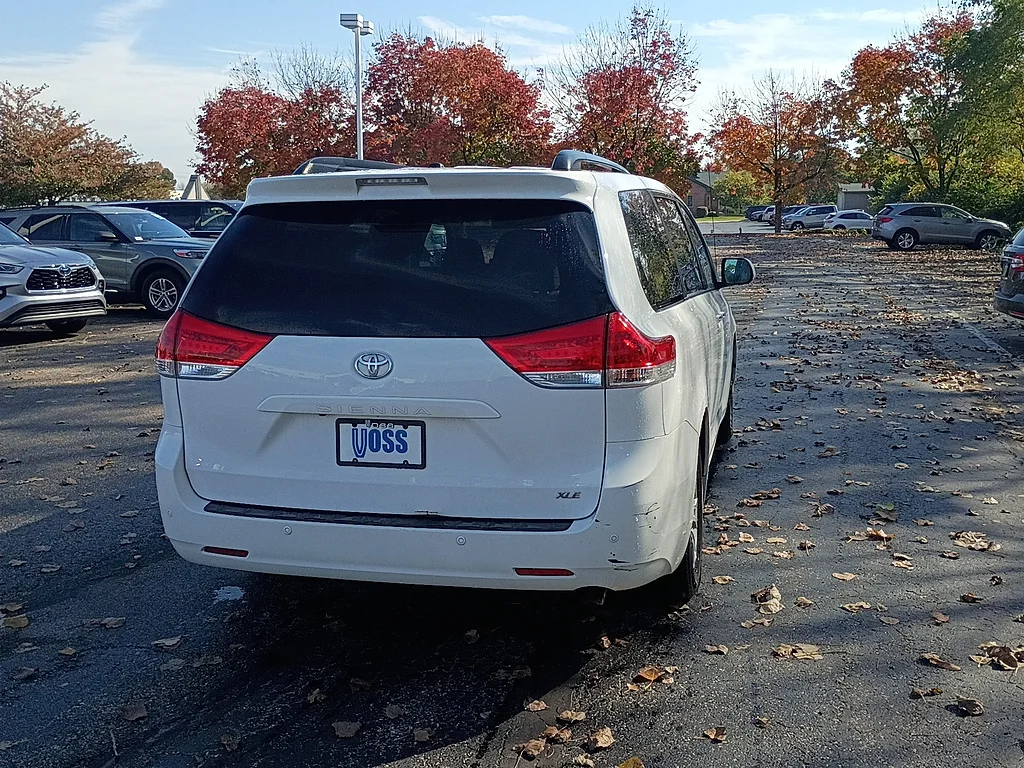2014 Toyota Sienna XLE 8-Passenger, photo 2 of 12