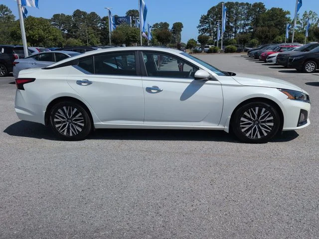Used 2023 White Nissan 2.5 SV image 2