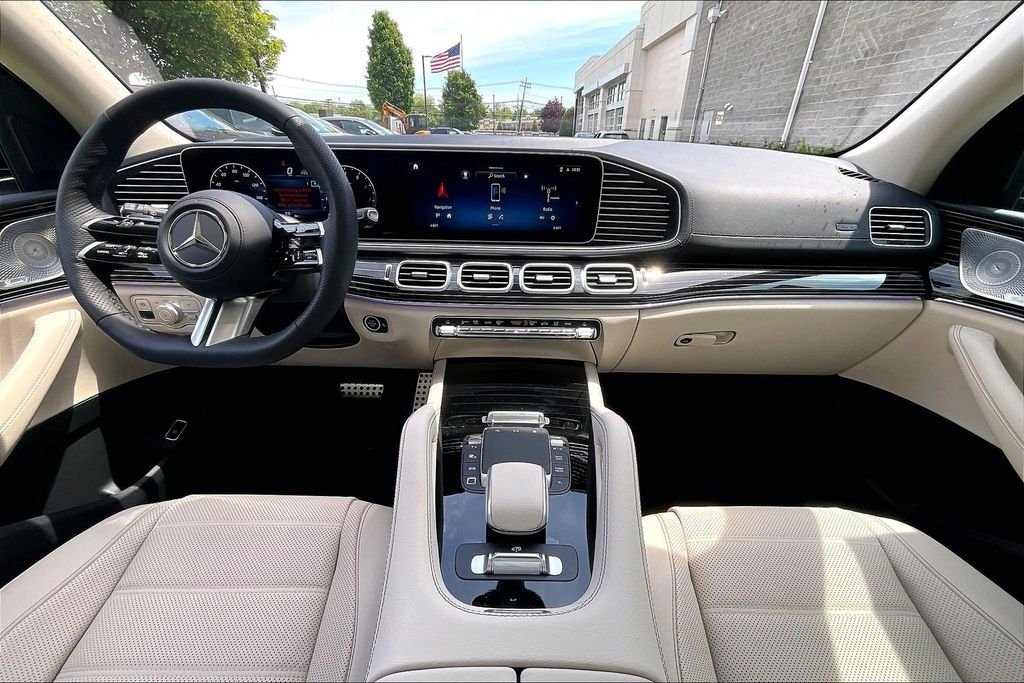 New 2026 MANUFAKTUR Moonlight White Metallic Mercedes-Benz GLS 450 image 5