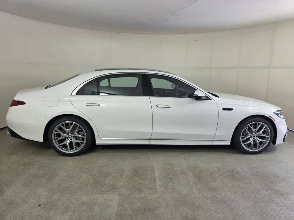 New 2027 MANUFAKTUR Moonlight White Metallic Mercedes-Benz S 580 image 3