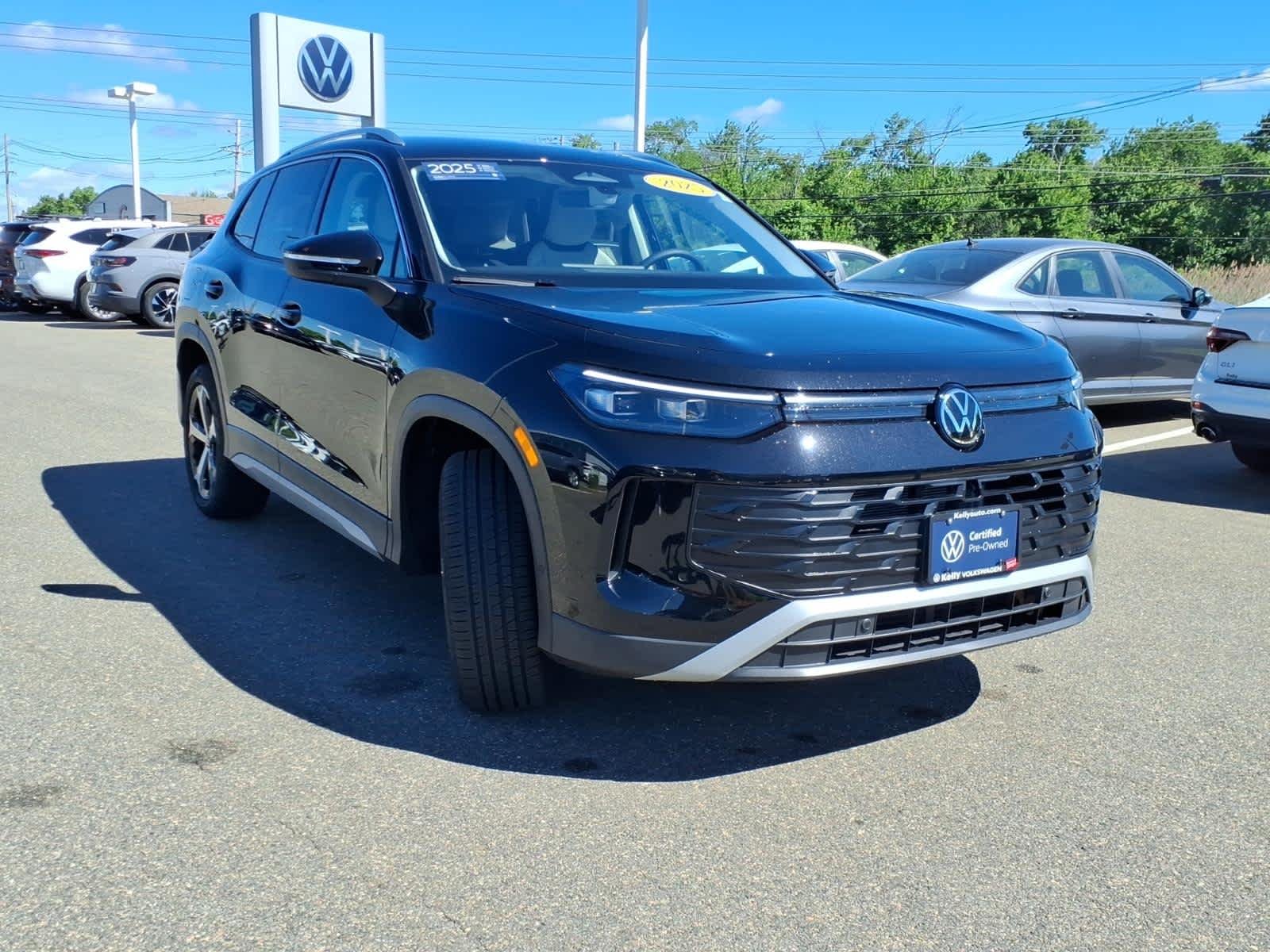 Certified Used 2025 Deep Black Pearl Volkswagen SE image 3