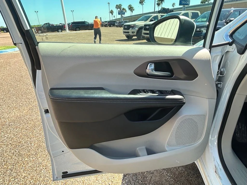 Used 2023 White Chrysler LX image 9