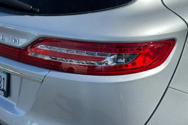 Used 2019 Silver Lincoln Select image 5