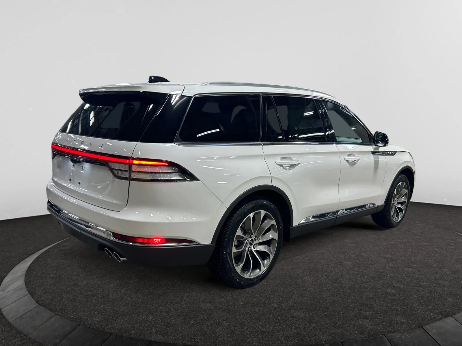 New 2026 Pristine White Metallic Tri-Coat Lincoln Reserve image 5