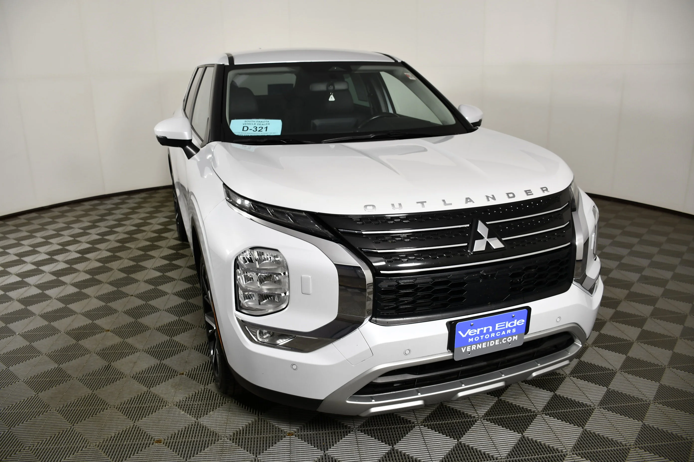 Certified Used 2023 White Diamond Mitsubishi SE image 3