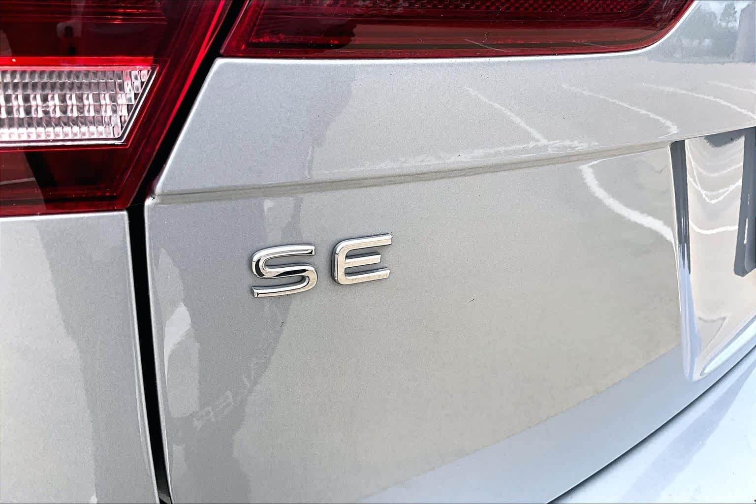 Used 2022 Pyrite Silver Metallic Volkswagen SE image 28
