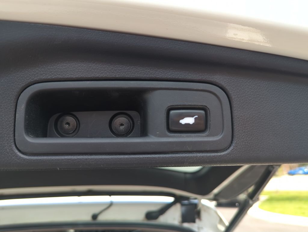 Used 2017  Honda Touring image 32