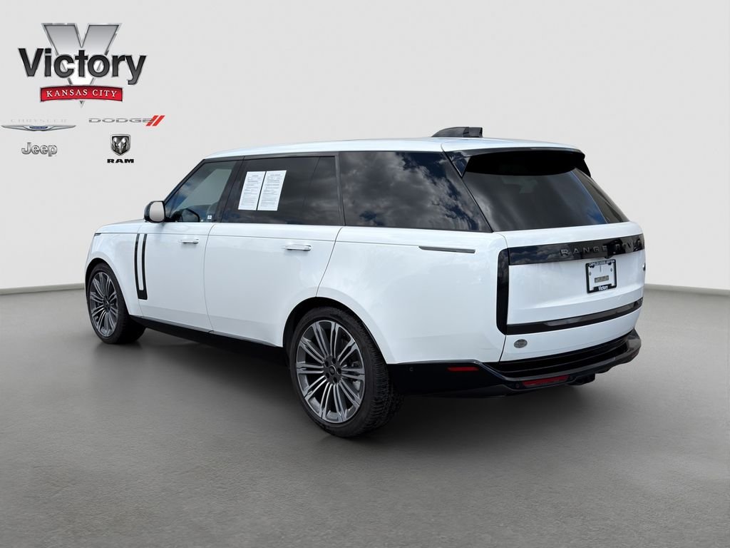 Used 2023 White Land Rover SE image 5