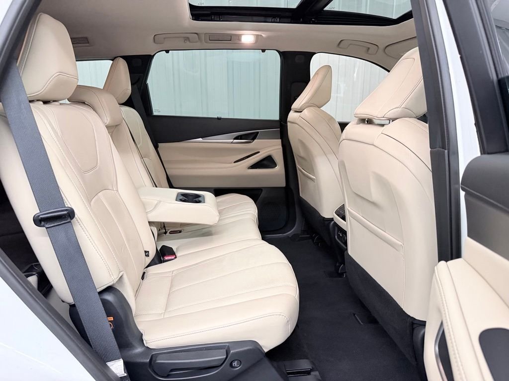 Used 2023 White INFINITI LUXE image 40