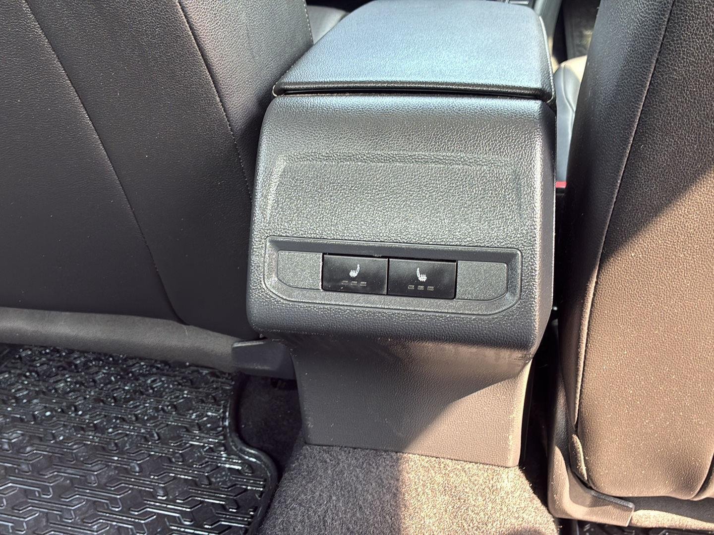 Used 2019 Platinum Gray Metallic Volkswagen SE image 22
