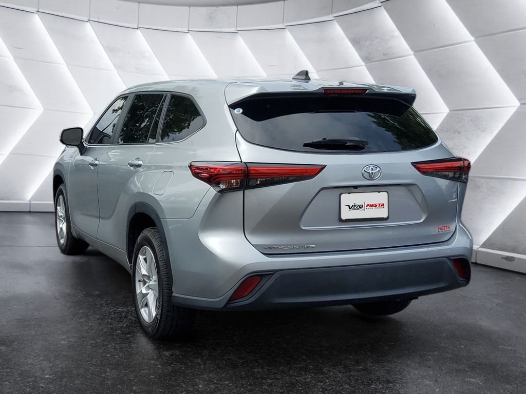 Used 2023  Toyota L image 6