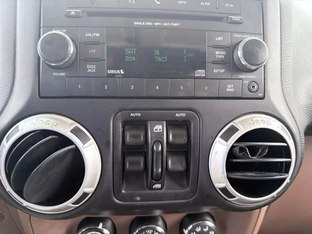 Used 2016 Billet Silver Metallic Jeep Unlimited Sahara image 18